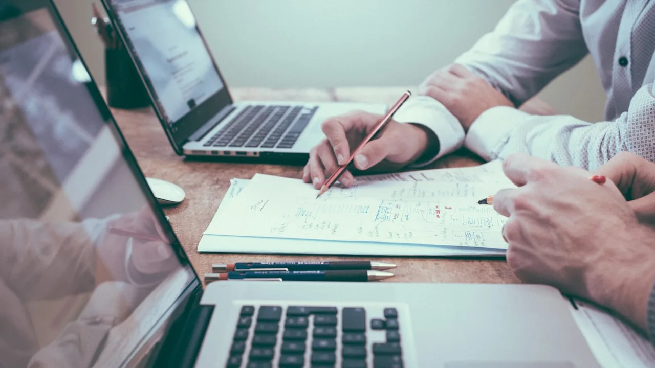 Commission de contrôle financier et d'audit interne examinant les comptes d'ASSO 7